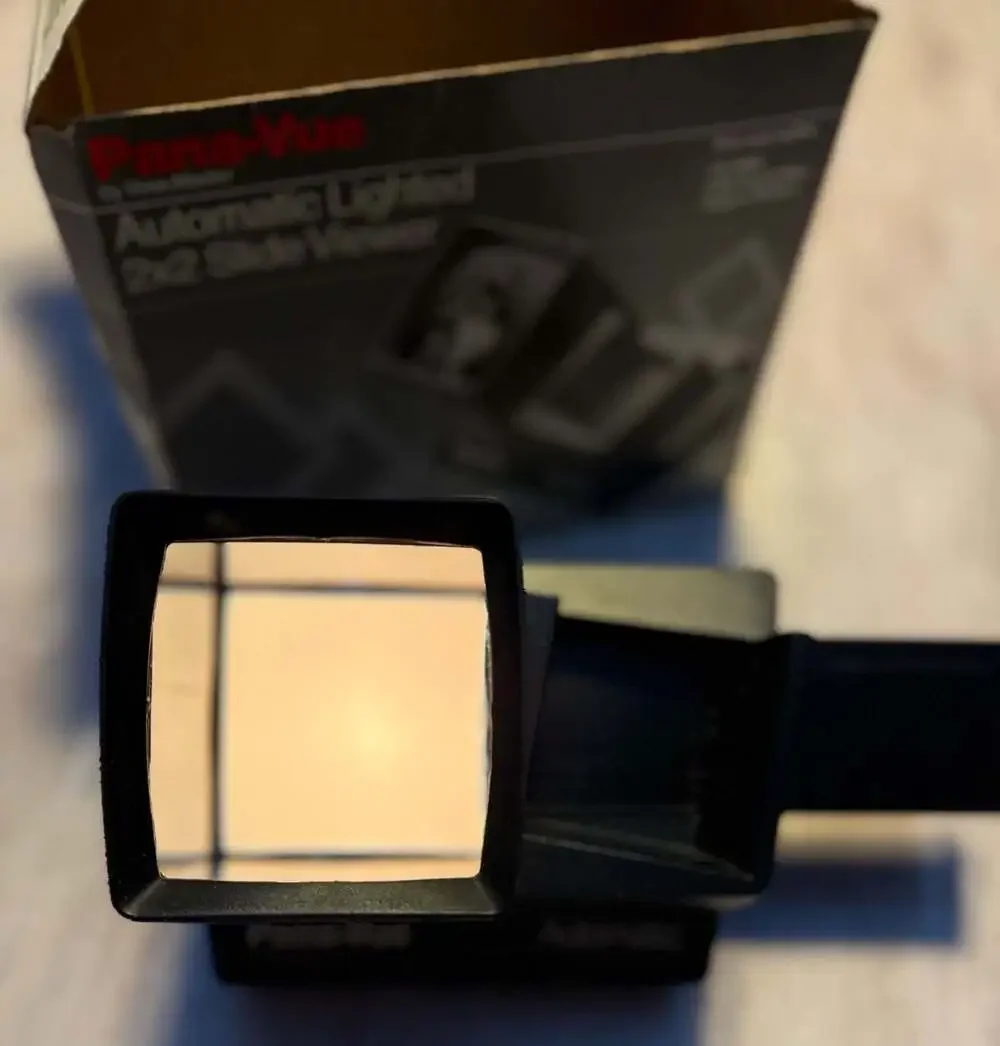 Pana-Vue by View-Master Automatic‎ Lighted 2x2 Slide Viewer